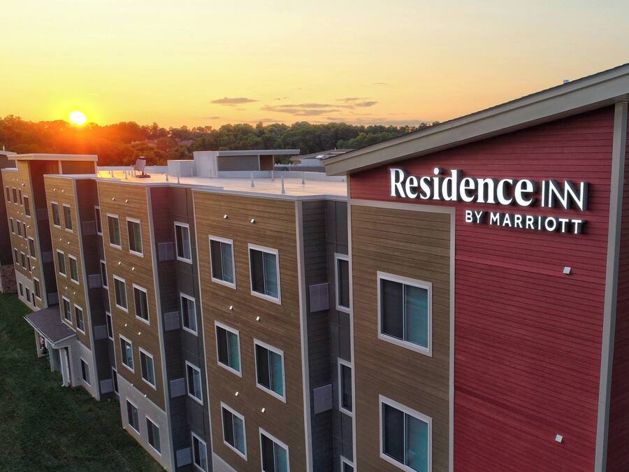 Monikerroksinen rakennus, jonka kyltissä lukee: ”Residence Inn by Marriott”.