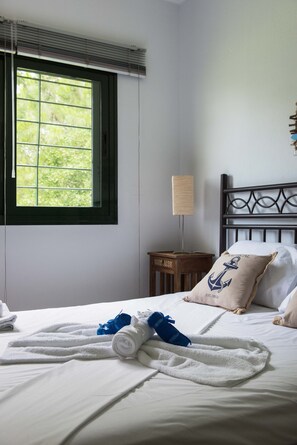 2 bedrooms, iron/ironing board, WiFi, bed sheets