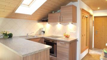 Fridge, oven, dishwasher, coffee/tea maker