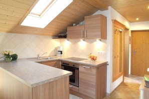 Kjøleskap, ovn, oppvaskmaskin og kaffetrakter/tekoker