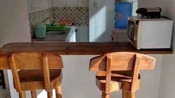 Kühlschrank, Mikrowelle, Herdplatte, Wasserkocher