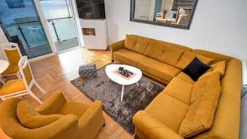 Smart TV, fireplace