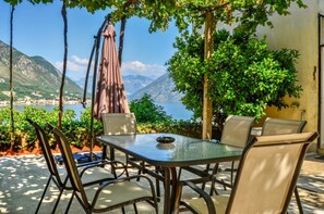 Outdoor dining - Seaview luxury flat in Kotor with 2 terraces (Kotor)