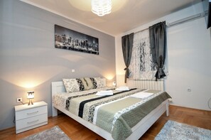 2 bedrooms, travel crib, WiFi - Seaview luxury flat in Kotor with 2 terraces (Kotor)