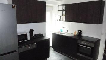 Een koelkast, een microgolfoven, een oven, een kookplaat