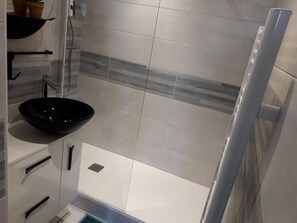 Hair dryer - Bright Apt with Free WIFI, Walk to Trestraou Beach, 180m Distance (Perros-Guirec)