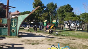 A playground with a seesaw, swings, and a slide. - Nice apartment in Silvi Marina "The Pearl of the Adriatic" (Silvi)