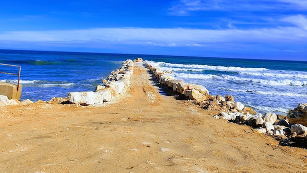 A coastal path leading to the sea with a clear sky. - Nice apartment in Silvi Marina "The Pearl of the Adriatic" (Silvi)