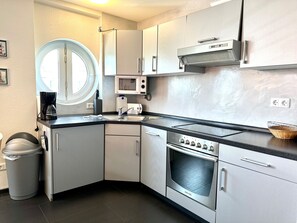 Kühlschrank, Mikrowelle, Ofen, Geschirrspüler