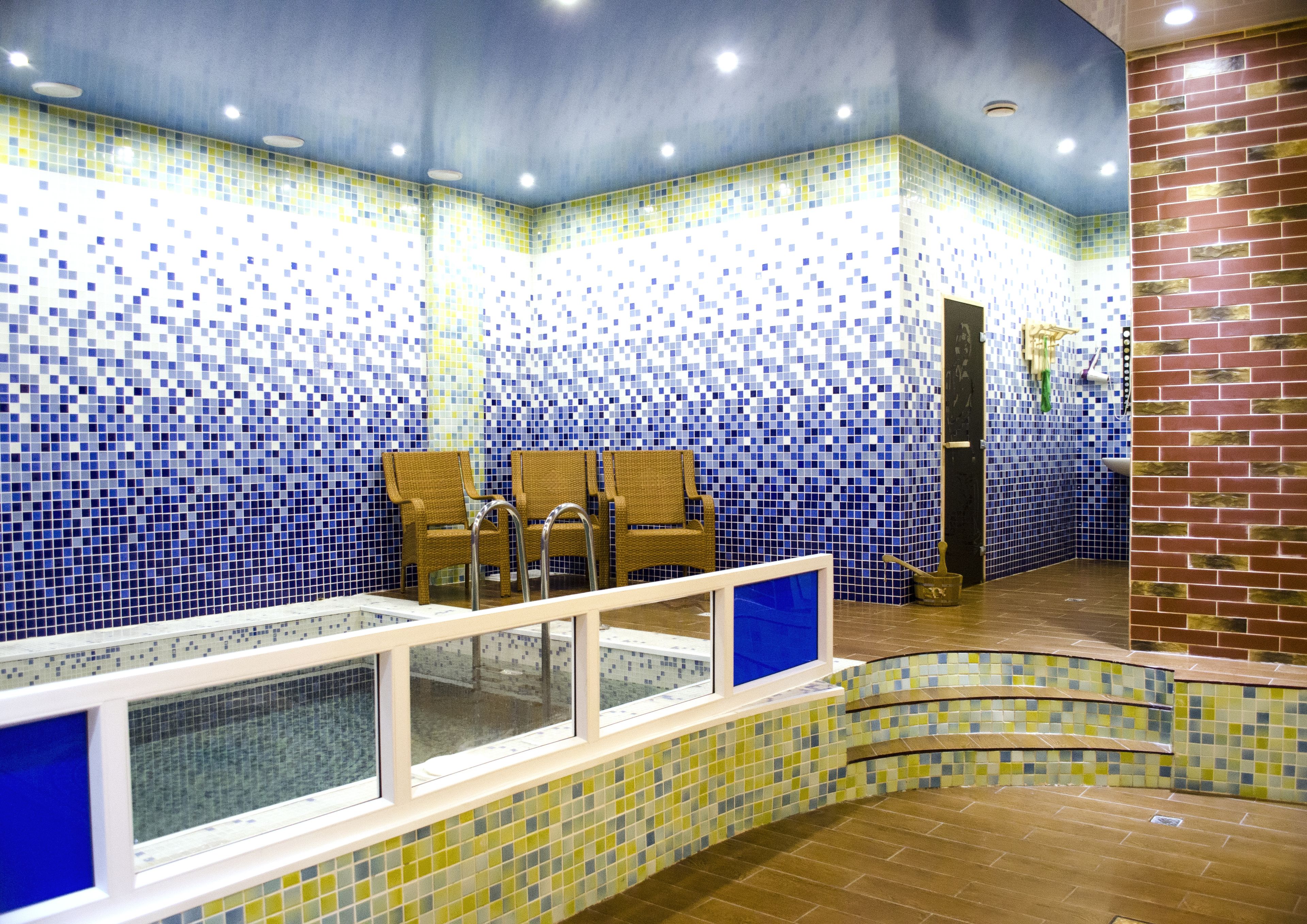 2 つの屋内プール