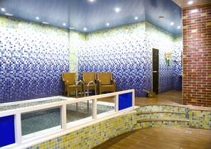 2 indoor pools