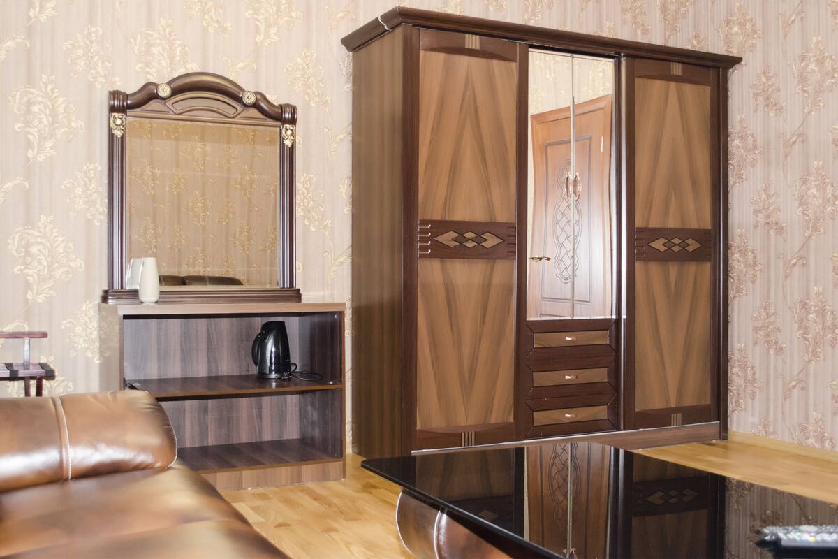 Habitación estándar, vista al patio | Caja de seguridad en la habitación, cortinas blackout y insonorización