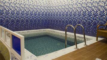 2 つの屋内プール