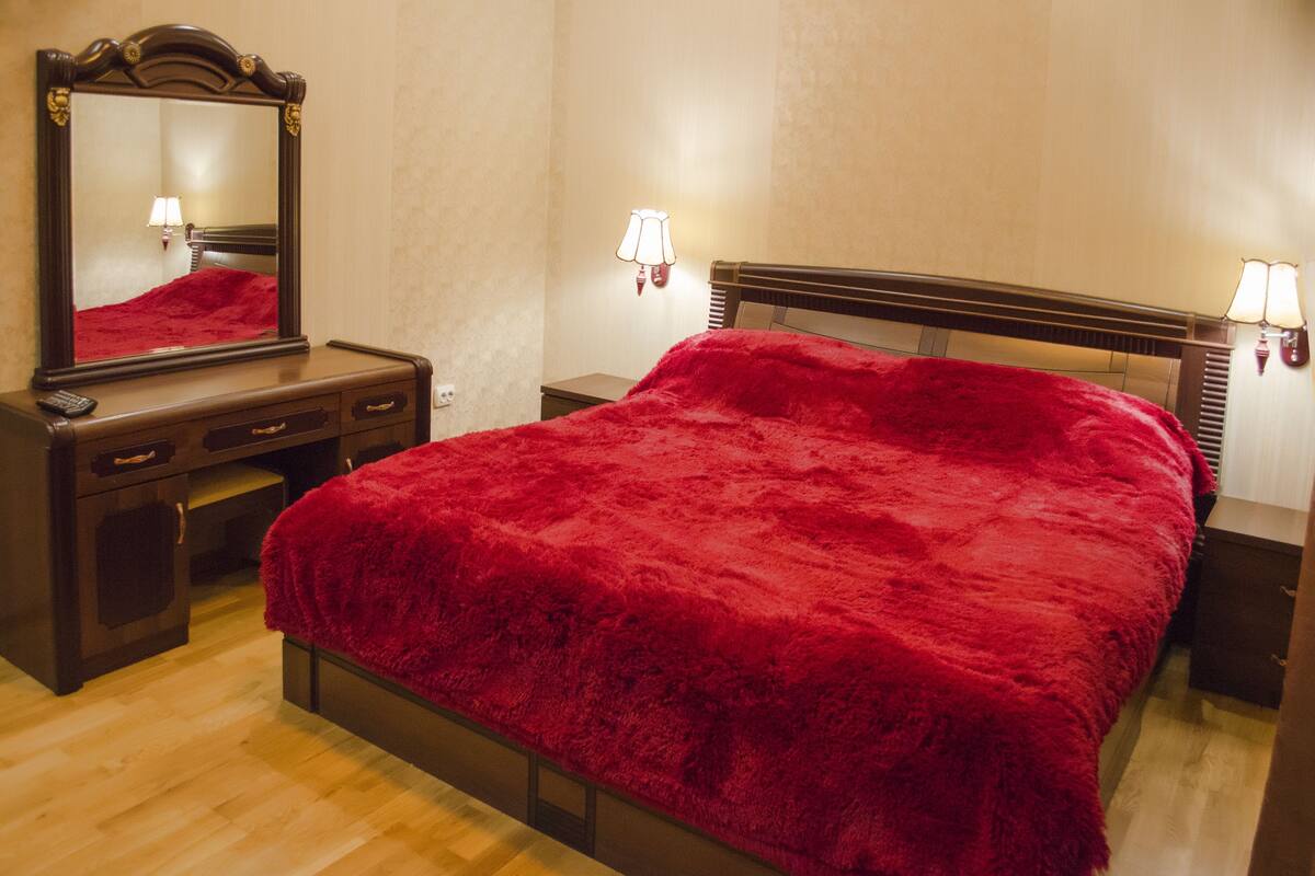 Habitación estándar, vista al parque | Caja de seguridad en la habitación, cortinas blackout y insonorización