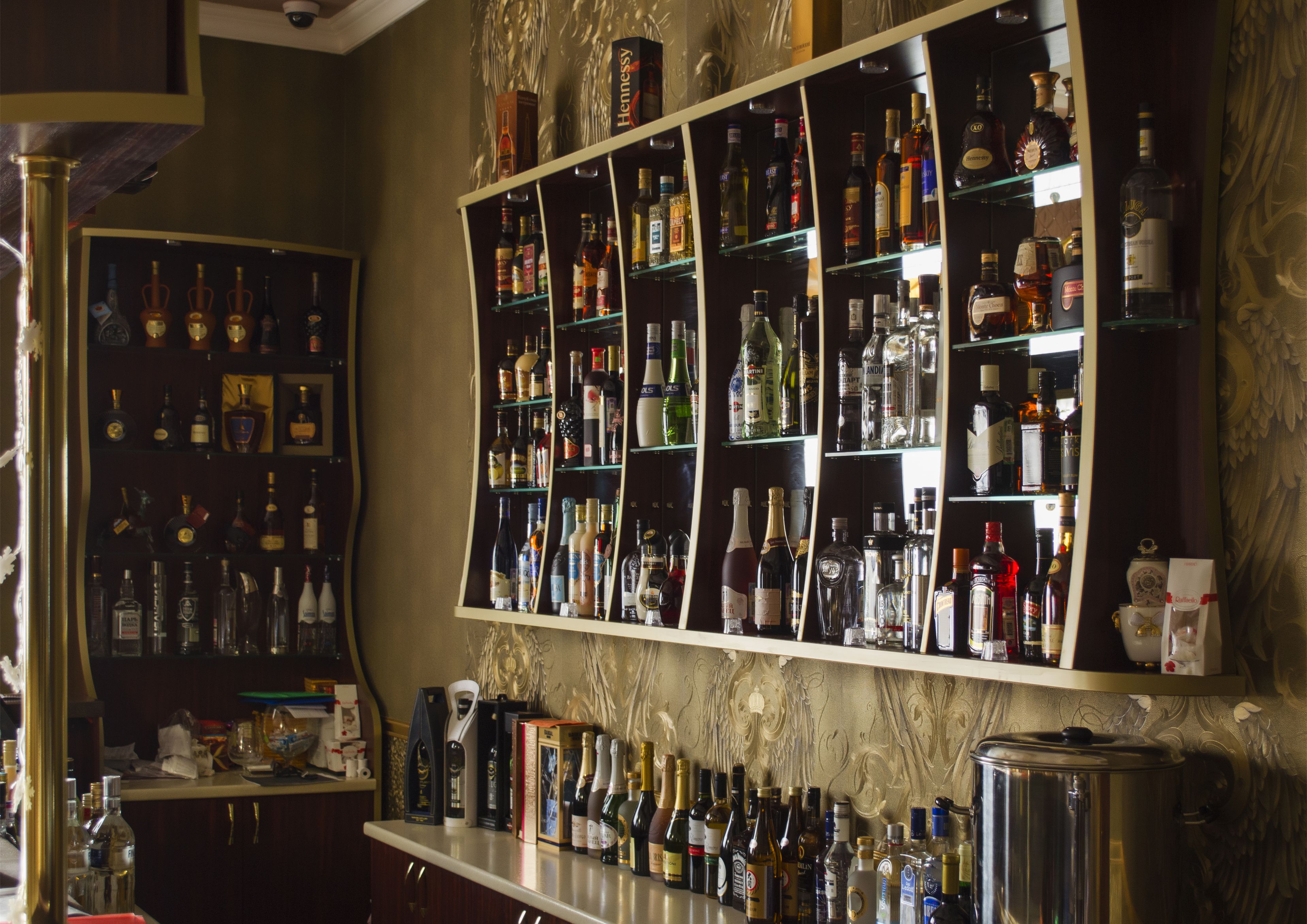 朝食 (コンチネンタル ブレックファスト)、毎日提供 (無料)