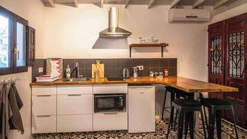 Een koelkast, een magnetron, een oven, een kookplaat