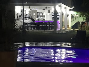 Piscine extérieure, chaises longues