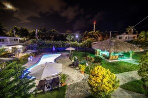 2 bars/lounges