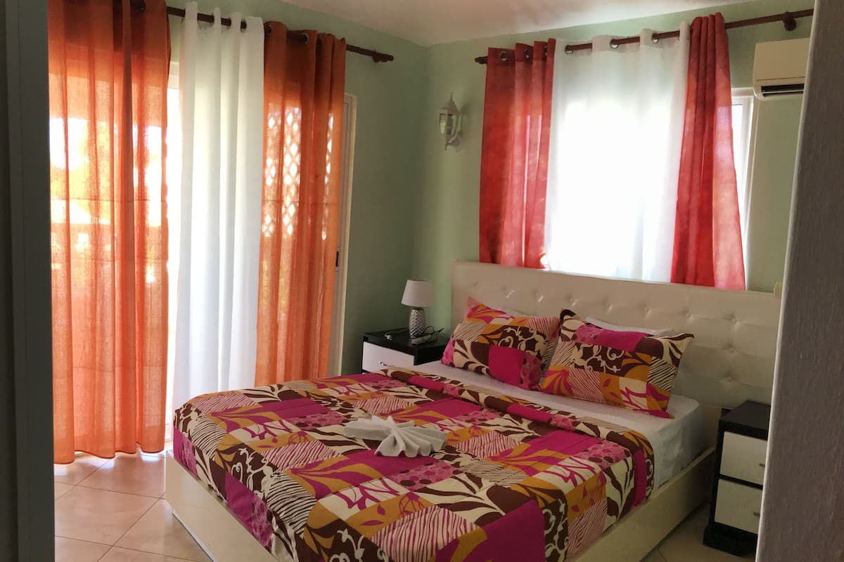 In-room safe, blackout curtains, free WiFi, bed sheets
