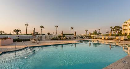Breathtaking, Newly Remodeled Top Floor Oceanfront Views - St. Simons Grand condo