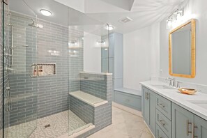 Combined shower/tub, hair dryer, towels