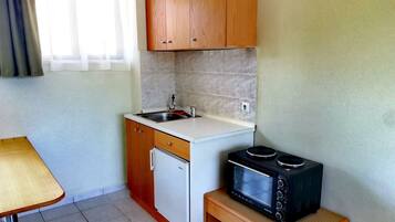 Classic Studio, Garden View | Private kitchenette | Fridge, oven, stovetop, coffee/tea maker