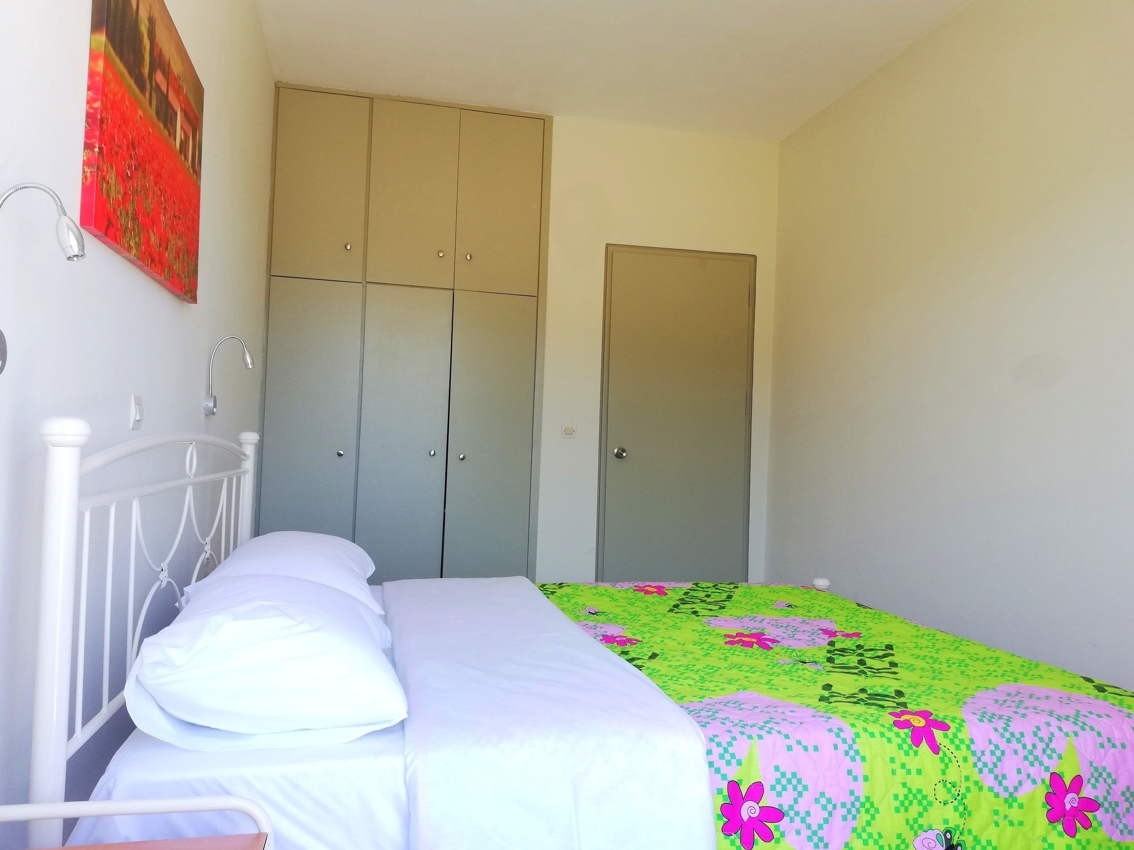 خزنة داخل الغرفة ومكتب ومساحة عمل للكمبيوتر المحمول ومكواة/لوح كي