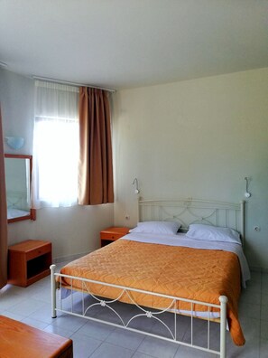 Studio classique, vue sur le jardin | Coffre-fort, espace de travail pour ordinateurs portables