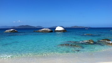 Beach nearby, sun-loungers, beach towels