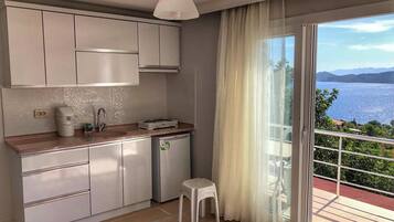 Familienapartment, 1 Schlafzimmer | Eigene Kochnische | Kühlschrank, Ofen, Herdplatte, Kochgeschirr/Geschirr/Besteck