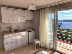 Familienapartment, 1 Schlafzimmer | Eigene Kochnische | Kühlschrank, Ofen, Herdplatte, Kochgeschirr/Geschirr/Besteck