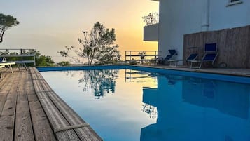 Seasonal outdoor pool, open 8:00 AM to 6:00 PM, pool loungers
