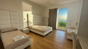 Quadrupla Romantica, vista mare | Una cassaforte in camera, con arredamento individuale, una scrivania
