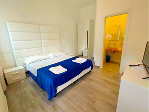 Phòng cơ bản | Két bảo mật tại phòng, trang bị nội thất với thiết kế riêng biệt, bàn 