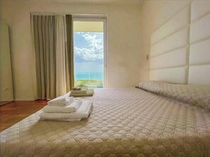 Phòng đôi phong cách lãng mạn, quang cảnh biển | Két bảo mật tại phòng, trang bị nội thất với thiết kế riêng biệt, bàn 