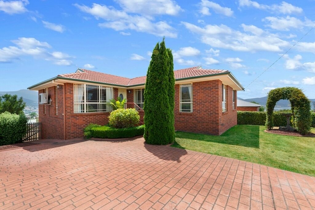 Spacious House with Panoramic Views in West Moonah