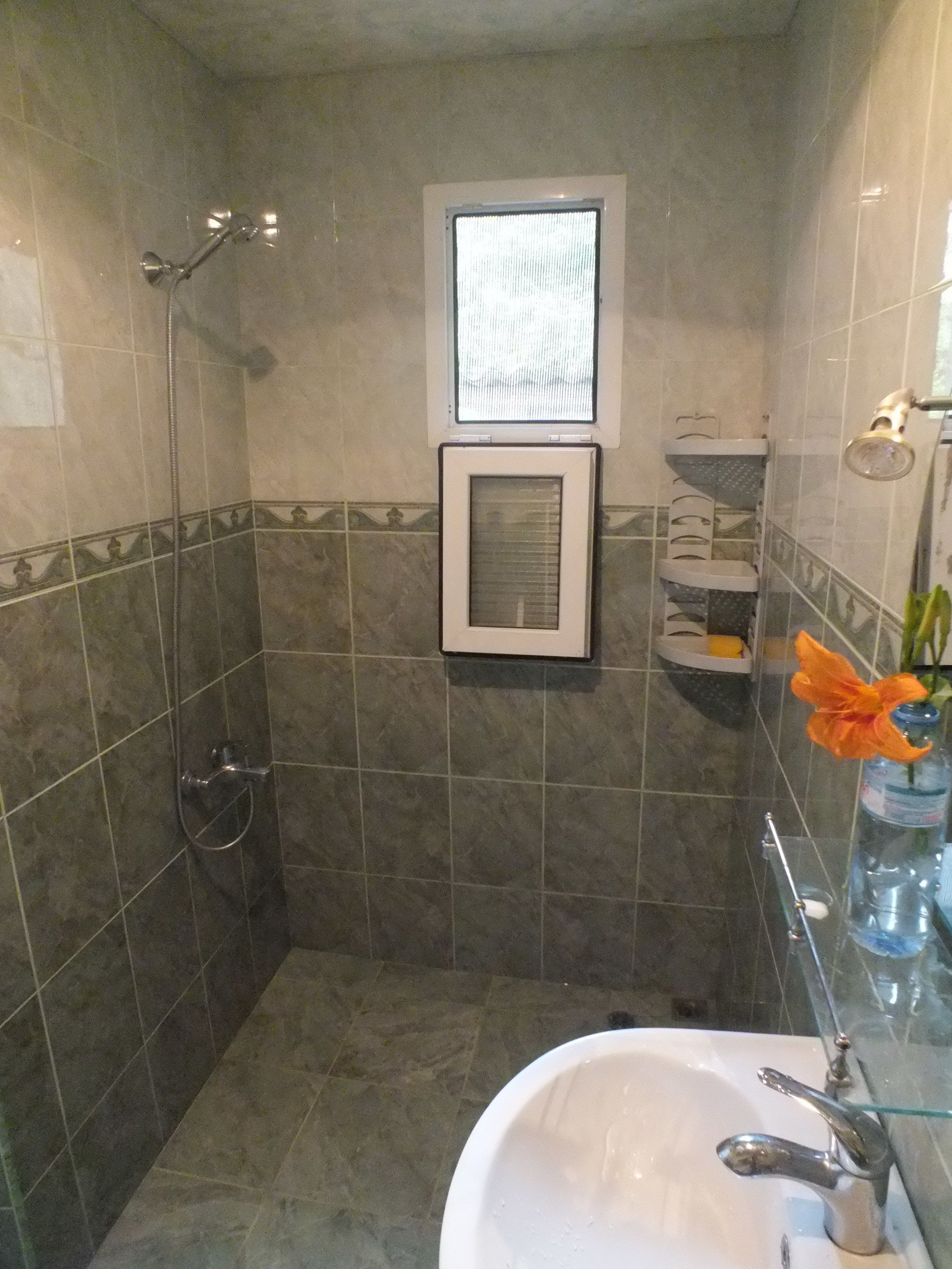 Bruser, hårtørrer, håndklæder, Toiletpapir