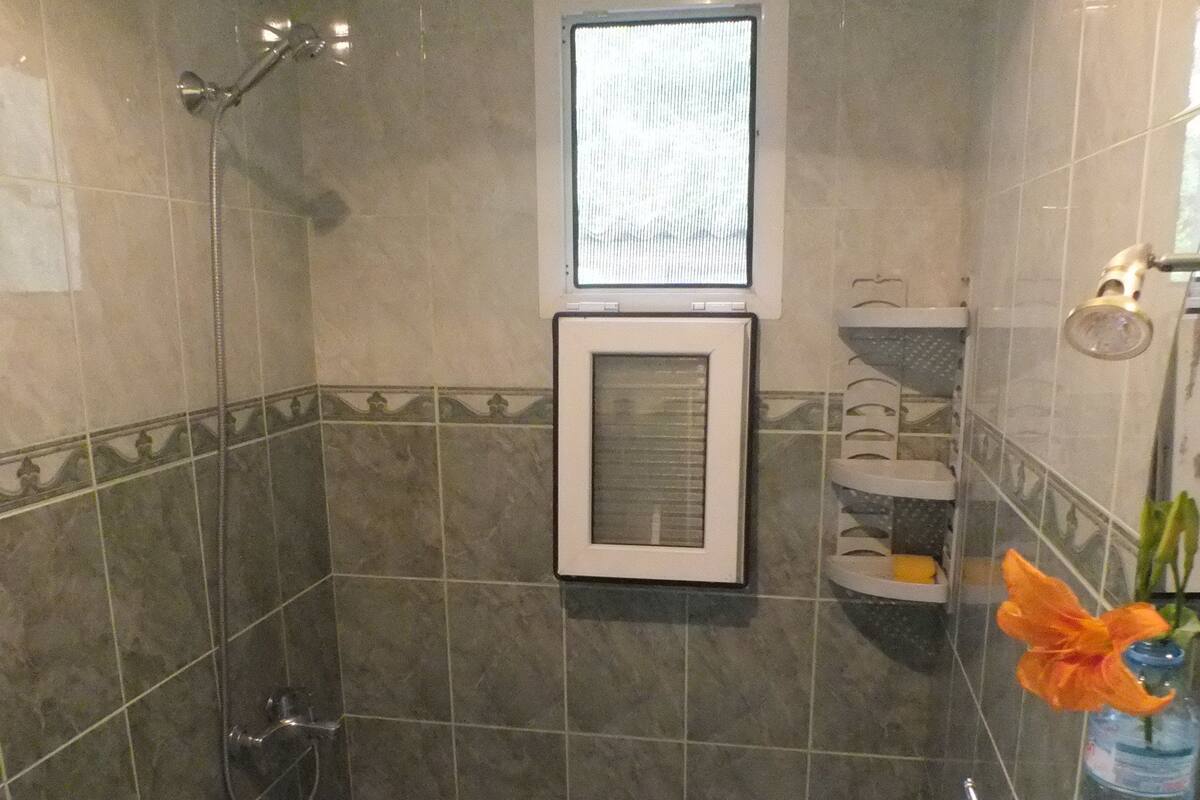 Bruser, hårtørrer, håndklæder, Toiletpapir