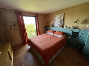 6 slaapkamers, een bureau, een strijkplank/strijkijzer, reisbedje