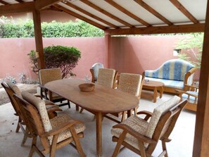Outdoor dining - villa rental 2 double rooms in beachside residence (Saly)