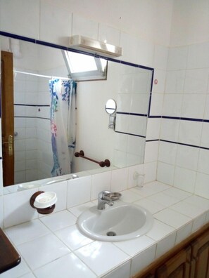 Shower - villa rental 2 double rooms in beachside residence (Saly)