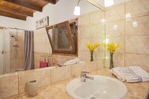 Dusche, Haartrockner, Handtücher