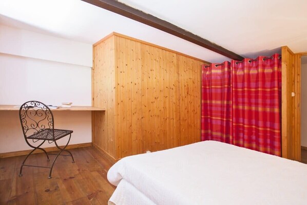 2 bedrooms, iron/ironing board, bed sheets