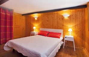 2 bedrooms, iron/ironing board, bed sheets