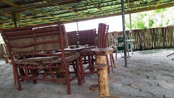 Daily continental breakfast (USD 4 per person)