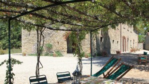 Un espace extérieur aménagé avec une table, des chaises et une lanterne.
