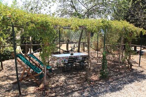 Outdoor dining - Arco, Charming just renovated apt 2BD/1BT in Tuscan farm w shared pool (Scheggia, Anghiari)