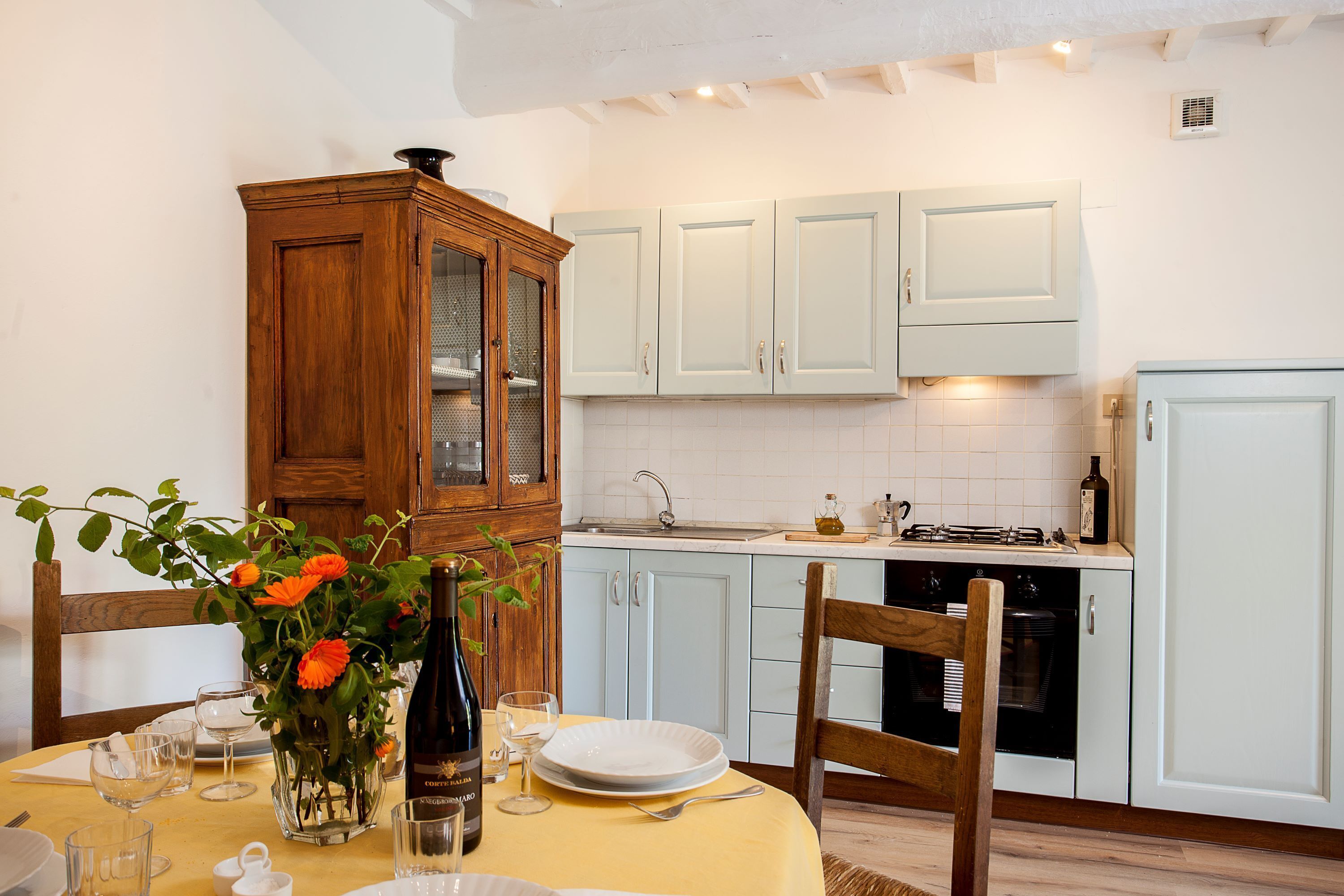 Réfrigérateur, four, plaque de cuisson, cafetière/bouilloire