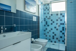 Een douche, een haardroger, een bidet, handdoeken