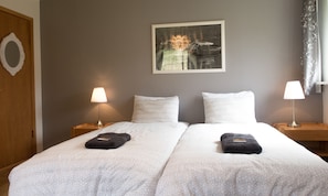 Basic Suite, 3 Single Beds, Mountain View